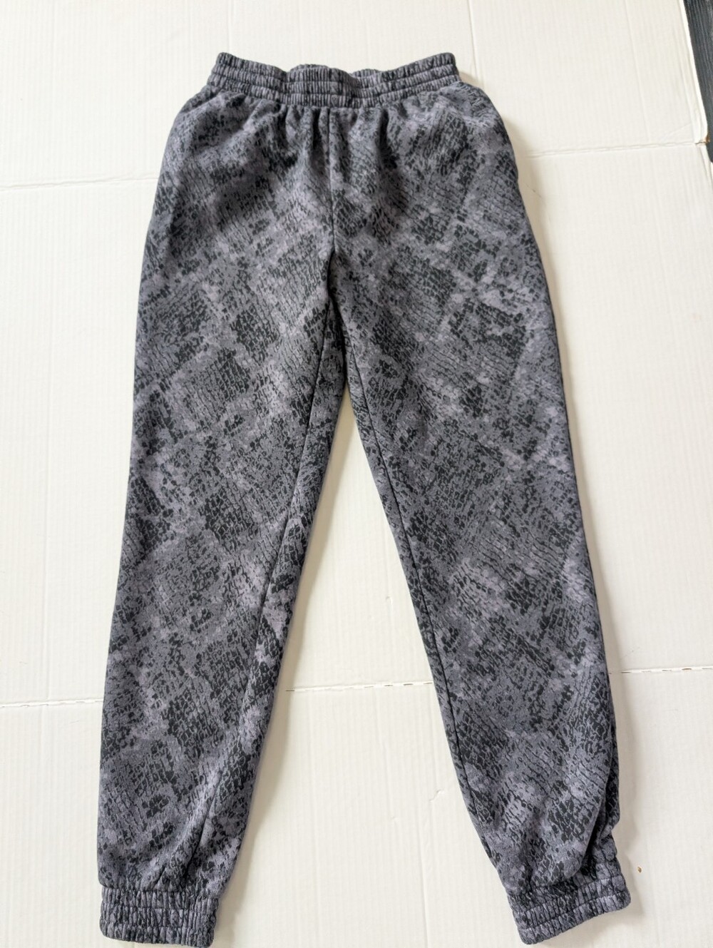 Victoria’s Secret PINK Snakeskin Print Fleece Jogger Sweatpants Gray XS